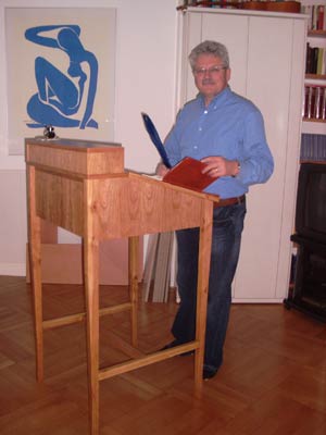 ein Stehpult, ein Kunde